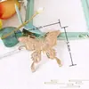 Broche de Liga Metálica que Preserva a Cor com Design de Peônia e Borboleta em Concha de Madrepérola Base de Pino para Hanfu Azul Queimado Imitação para Team Building
