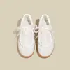 Sapatos femininos de tamanho grande feitos sob medida de fábricas de origem de comércio exterior, tênis de treino versáteis alemães, tênis casuais esportivos femininos e sapatos Forrest Gump