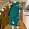 Traje de camiseta informal de oso de dibujos animados creativo suelto para hombre, versátil, de verano, con costuras finas, de manga corta y pantalones cortos, conjunto de dos piezas
