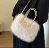 El nuevo y popular bolso de felpa de este año, nuevo bolso de mano tipo mensajero de estilo coreano para todo tipo de combinaciones de invierno de 2024.