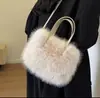 Bolsa de pelúcia portátil no atacado para mulheres 2024 nova moda bolsa de ombro fofa estilo western versátil bolsa de ombro de pelo