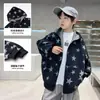 Chaqueta Cárdigan con Capucha Estampada de Estrellas para Niños Primavera y Otoño 2026 Nuevo Estilo Holgada Casual Sudadera con Cremallera para Niños Mayores Moderna