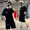 Traje de Verão para Meninos 2024 Novo Roupas de Verão para Crianças Médias e Grandes Moda Influenciador da Internet Estiloso e Bonito Tendência