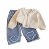 Meninas 2025 Primavera e Outono Nova Roupa Infantil Cardigã Tricotado Fofo Top Mais Jeans Conjunto de Duas Peças Terno Feminino