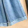 Foto real de calça jeans de perna larga com bainha enrolada, cor sólida, para mulheres, adequada para baixinhas, corte solto, plus size, para tipos de corpo tipo pera, calças que cobrem o quadril