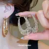 Pendientes metálicos plisados en forma de U transfronterizos europeos y americanos, vintage, sencillos, elegantes, exquisitos, de lujo ligero, pendientes de alta gama para mujer