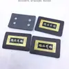 Fundas de asiento de coche hechas a medida, logotipos de cuero personalizados, accesorios metálicos personalizados para coche, calidad cinco estrellas, con agujeros para fijación segura, venta al por mayor de accesorios y logotipos para coche