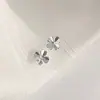 Pendientes de botón de trébol de cuatro hojas de plata de ley S925 Yinjia Nuevo estilo popular Cuidado del agujero de la oreja Exquisito temperamento Joyería de pendientes pequeños