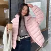 Chamarra de Pluma de Pato Blanca con Costillas Multicolor para Mujer, Corta, Estilo Nuevo 2026, con Capucha, Ligera, Cálida, Abrigo de Invierno