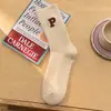 Meias de pelúcia até a panturrilha com bordado de letra P para mulheres, espessadas e forradas com fleece para aquecimento no outono e inverno, meias longas estilo universitário japonês