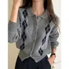 Cardigan jacquard de punto con patrón de diamantes en bloques de color estilo universitario chaqueta corta mujer otoño nuevo botones pequeños suéter suave y pegajoso gris