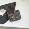 Bolsa Tote de Mão Graffiti Feminina 2025 Outono e Inverno Nova Bolsa de Ombro Casual Grande Capacidade Bolsa de Axila Transversal