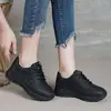 Tênis Esportivos Sapatos Casuais Femininos 2026 Novo Outono Sapatos para Mães de Meia-idade Superfície de Couro Solado Macio Sapatos Femininos Single Sapatos para Caminhada