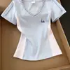 Camisa de Manga Corta con Cuello en V de Color Contrastante Estilo Retro Americano Hombro Derecho para Mujer Verano Nuevo Sexy Único Aspecto Adelgazante Top Corto