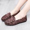 2025 Nueva Moda Combinable Estampado Leopardo Zapatos de Guisante Suela Blanda Superficie Suave Slip-on Zapatos de Mamá Ligeros Cómodos Zapatos Casuales