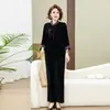 Traje de terciopelo para mujer, nuevo estilo otoño e invierno, top elegante bordado, nuevo estilo chino, conjunto de dos piezas para mujeres de mediana edad y mayores