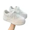 Zapatos de plataforma con suela gruesa para mujer, nuevo modelo de otoño 06, para estudiantes y personas menudas, que aumentan la altura, transpirables, zapatillas blancas, zapatillas casuales deportivas