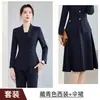 Venta al por mayor transfronteriza de atuendos profesionales nuevos de otoño e invierno: conjunto de dos piezas para mujer con blazer de solapa pequeña, pantalón acampanado y falda de línea A en gris