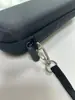 Pacote: Cabo de Dados, Fones de Ouvido, Óculos, Caixa de Armazenamento para Canetas, Carregador Portátil (Power Bank), Bolsa de Armazenamento para HD Externo Portátil, Bolsa de Armazenamento para Documentos