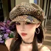 Boina octogonal con parche de estrella de estampado de leopardo retro americano, estilo nuevo, hace que la cara se vea más pequeña, adecuada para cabezas grandes, gorra de plato de periódico para mujer