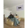 Enviado. Toma real. Conjunto de top de trabajo de retazos de otoño temprano, imitación de dos piezas, con cuello alto y cordón + falda midi gris para mujer