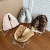 Bolsa de pelúcia super moderna para mulheres, nova bolsa transversal com corrente peluda versátil para outono e inverno, pequena bolsa tote