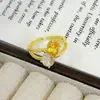 Anillo de Trébol de Cuatro Hojas con Zirconia en Forma de Gota de Agua de Dos Tonos de Gama Alta, Anillo Abierto Entrelazado de Diamantes de Color Nicho de Lujo Accesible Exquisito para Mujer