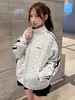 Chamarra estilo coreano, corte relajado, con lunares y letras bordadas, cuello alto, cierre de cremallera, mangas raglán a rayas, sudadera casual y holgada
