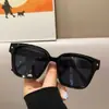Gafas de Sol Negras de Marco Negro Estilo Coreano Tendencia Champagne Hacen que la Cara Parezca Más Pequeña 2024 Nuevas Gafas de Sol de Celebridad de Internet para Mujer con un Toque de Alta Gama Estilo Ins