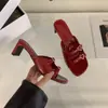 Sapatos de Salto Alto Bloco com Bico Quadrado de Design Exclusivo para Mulheres, Novo Estilo Verão 2025, Sandálias Estilo Francês com Tira de Strass em Formato de Coração