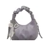 Bolso de Mano Pequeño Plateado Plegado para Mujer Verano 2025 Nuevo Bolso Dumpling Dulce Tira Colgante Bolso Cruzado para el Trabajo Moderno