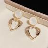 Pendientes de corazón de melocotón de metal hueco retro de moda japonesa y coreana con aguja de plata S925, pendientes de diseño único de lujo ligeros con personalidad de celebridades de Internet