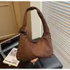 Nova bolsa de axila de nicho outono e inverno para mulheres, bolsa de bolinho, bolsa tote de moda europeia e americana, bolsa de ombro estilosa com tachas para o dia a dia