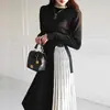 Comércio exterior moda feminina 2023 Inverno novo estilo coreano elegante cadarço na cintura comprimento médio malha grande balanço vestido suéter macacão
