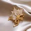 Broche Pin de Hoja de Arce Diamante Flash Diamante Completo Exquisito Pin de Nicho Accesorios Elegante de Gama Alta Lujo Accesible Ramillete para Mujer