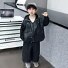 Conjunto Moderno para Niños de Primavera y Otoño: Chaleco para Niños, Chaqueta de Cuero, Conjunto de Tres Piezas, Modelo Nuevo 2026 Chaqueta con Capucha, Pantalones, Ropa de Moda