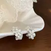 Brincos de Pérola em Forma de C com Flor de Gotejamento de Óleo Estilo Coreano e Japonês, Simples e Modernos, Brincos Doces e Elegantes com um Toque de Luxo Leve, Brincos Atacado Femininos