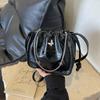 Verano Pequeño Crowdsourcing Mujer 2024 Bolsos Nuevos Moda Trendy Popular Bolso de Hombro Francés Bolso Mensajero de Alta Gama