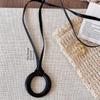 Corea del Sur Ins Amor Collar con Colgante de Círculo Hueco Personalidad Única para Mujer Cadena Larga de Lana Accesorios Nicho Otoño e Invierno