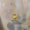 Tienda de oro Jin Yan con colgante de gato Kitty con lazo de oro de arena collar cadena para clavícula de mujer diseño de alto valor