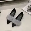 Zapatos de oficina de punta afilada con adorno de felpa, diseño de boca poco profunda adelgazante, nuevo estilo de moda para el trabajo de mujer para 2026, zapatos versátiles de otoño con aumento de altura interior
