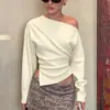 Outono 2026 Nova Moda Feminina Europeia e Americana Simples Assimétrico no Ombro Elástico Slim Fit Fenda Manga Longa Camiseta Top