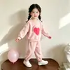 Lindo conjunto infantil estilo coreano con estampado de corazones, sudadera de cuello redondo y pantalones joggers, ropa de otoño para niñas al por mayor