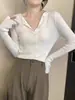 Suéter básico ajustado de manga acampanada estilo coreano, una prenda versátil para capas en otoño e invierno, con un sofisticado y elegante diseño de cuello en V.