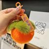Llavero con mensaje "Good Things Happen", pequeño colgante de peluche de celebrante de Internet, imitación de pelo de conejo Rex, caqui, pequeño regalo, llavero para coche, accesorio colgante.