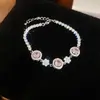Pulseira geométrica floral oca em formato de diamante de zircônia, um acessório luxuoso e de alta qualidade, uma joia única e estilosa que complementa qualquer look, projetada para mulheres.
