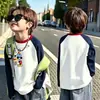 Camiseta de manga larga para niño de algodón puro con bloques de color, camiseta básica de primavera y otoño, nuevo top raglán estampado versátil y elegante para niño