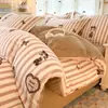 Juego de ropa de cama de terciopelo de leche engrosado de grado A para otoño e invierno, que incluye una funda de edredón de forro polar de coral y un juego de tres piezas de franela para estudiantes