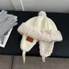 Chapéu Lei Feng de Pelúcia Vermelho para Mulheres, Chapéu de Inverno para Cabeça Grande com Proteção de Orelha Espessa, Chapéu Pulôver Quente com Cadarço à Prova de Frio
