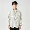 Camisa de manga larga estilo coreano para primavera y otoño, una prenda superior para hombre elegante y sofisticada con un diseño orientado a la juventud, que presenta un cuello de solapa, un patrón de cuadros casual y es adecuada para usar en capas.